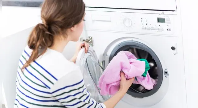 Aprende cómo erradicar manchas de tu ropa. Aprende cómo erradicar manchas de tu ropa.