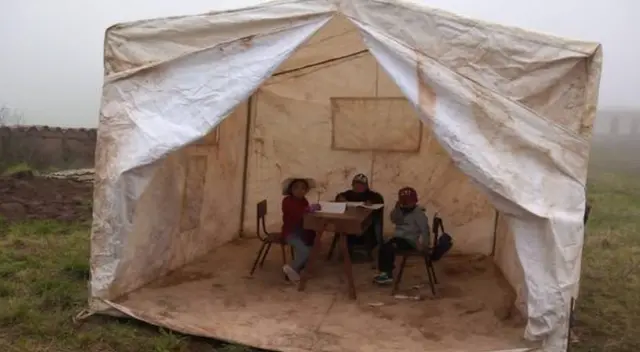 Niños iniciaron sus clases bajo una carpa debido a colegio inhabitable en La Libertad Niños iniciaron sus clases bajo una carpa debido a colegio inhabitable en La Libertad