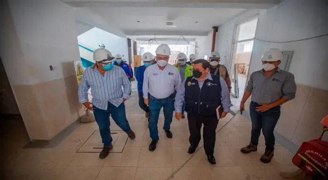 El Gobernador Regional en plena inspección en uno de los locales