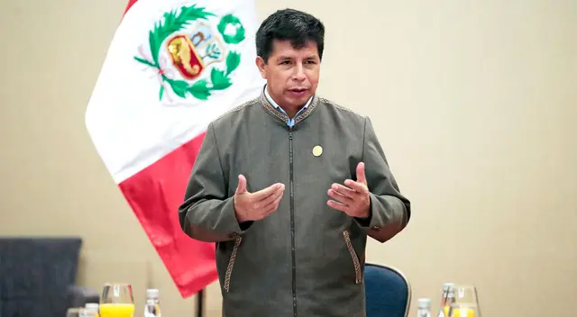 Jefe de Estado es cuestionado por participar de evento mientras que el paro de transportistas se agudiza.