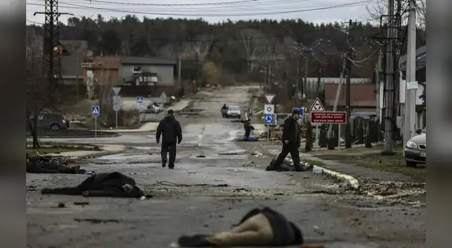 Algunos de los cadáveres hallados en las calles de Bucha, Kiev, tras la retirada de las tropas rusas.