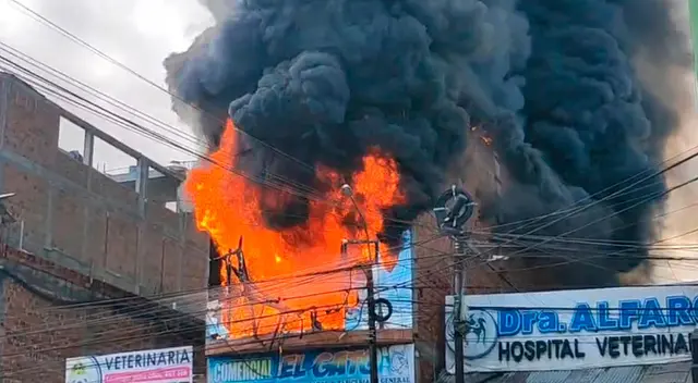 Vecinos temen que el siniestro se extienda hasta un grifo ubicado cerca del local de calzado. Vecinos temen que el siniestro se extienda hasta un grifo ubicado cerca del local de calzado.