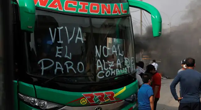 Suspenden el servicio de transporte interprovincial ante bloqueo de la Panamericana Sur.