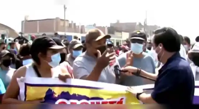 Reportero responde a manifestantes en paro de transportistas.