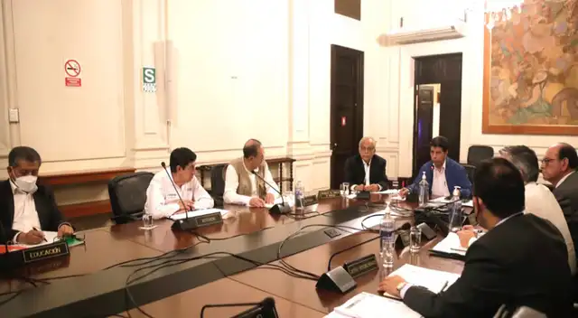 Pedro Castillo junto a sus ministros coordinando acciones del Gobierno ante paralización de transportistas.
