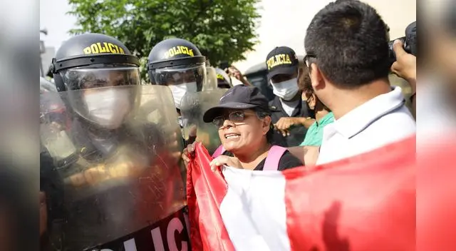 Manifestantes se enfrentan a la PNP en la avenida Abancay