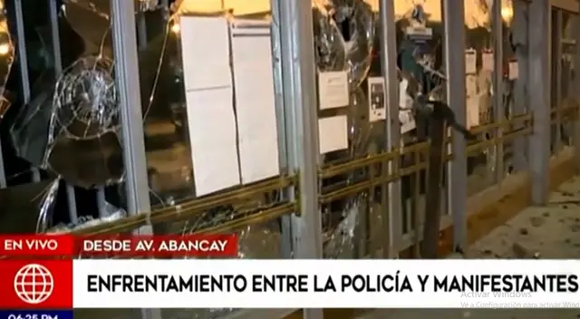 Banca de un parque fue lanzada contra sede del Ministerio Público en medio de las protestas [VIDEO]
