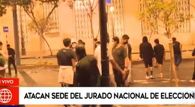 Periodista es amenazado por los manifestantes: “Muévete, viejo Periodista es amenazado por los manifestantes: “Muévete, viejo