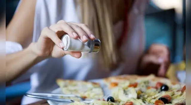 Excesivo consumo de sal en las comidas puede ser dañino.