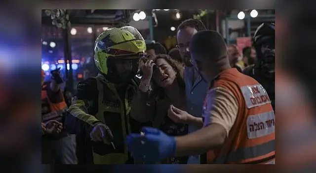 Una mujer reacciona tras el ataque terrorista en el centro de la ciudad, en Tel Aviv. Foto: AP/Difusión
