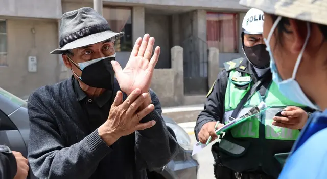 Con un intérprete de señas comunican medidas de protección a pareja de sordomudos en Arequipa