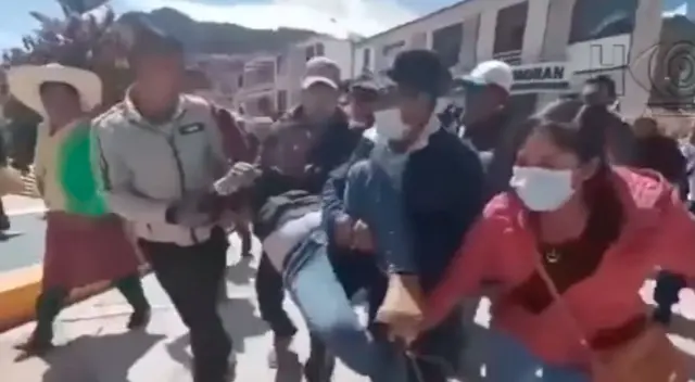 Pobladores enardecidos agarraron a su alcalde de manos y piernas y le dijeron que actúe bien.