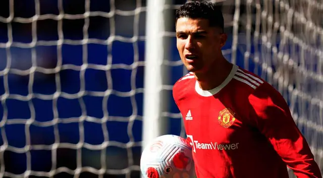 Cristiano Ronaldo se calentó y arrojó un celular a un aficionado. Cristiano Ronaldo se calentó y arrojó un celular a un aficionado.