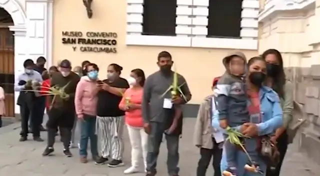 Fieles esperaron desde tempranas horas ingresar a la iglesia San Francisco Fieles esperaron desde tempranas horas ingresar a la iglesia San Francisco