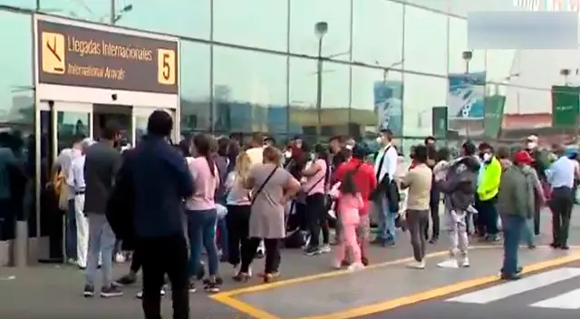 Pasajeros han perdido vuelos y otros han pagado más de 800 soles para reprogramarlos