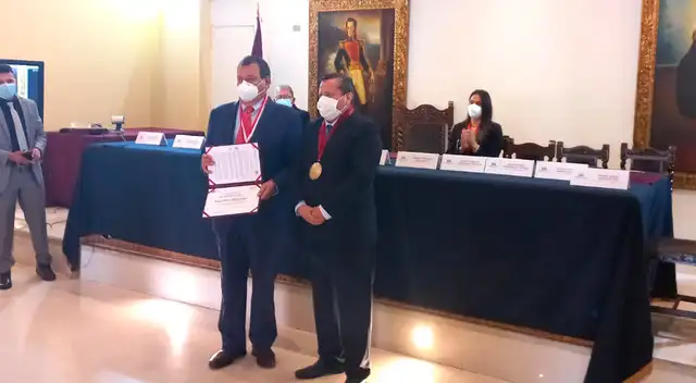 Condecoración por los 200 años de Pueblo Libre.