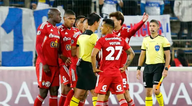 Leodán González cobró un penal que nunca existió y perjudicó a Sporting Cristal ante la U. Católica.