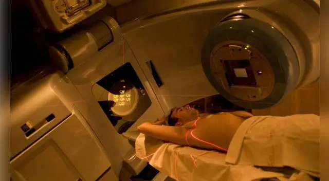 Paciente oncológico recibiendo radioterapia para tratar el cáncer que padece.