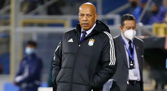 Roberto Mosquera se molestó por las críticas contra sus jugadores.