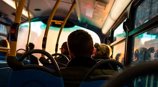 El pasajero se quedó dormido en la parte trasera del bus. El pasajero se quedó dormido en la parte trasera del bus.