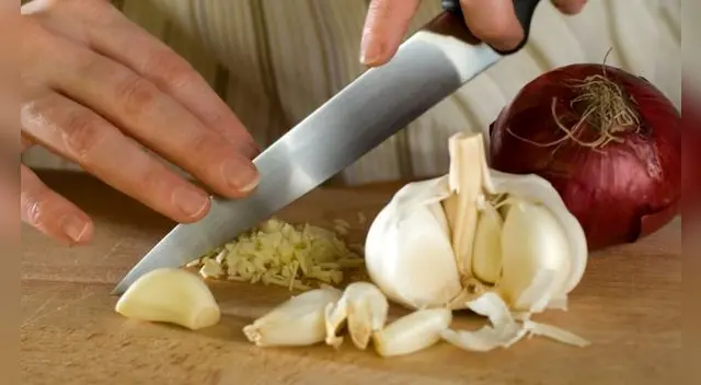 Aleja el olor del ajo en tus manos y cuchillo.