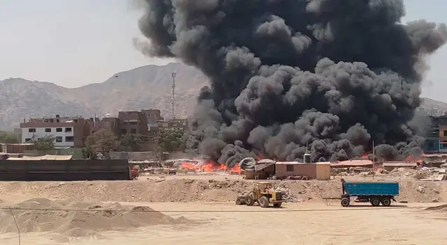 Incendio en SJL ha generado gran humareda en la zona Incendio en SJL ha generado gran humareda en la zona