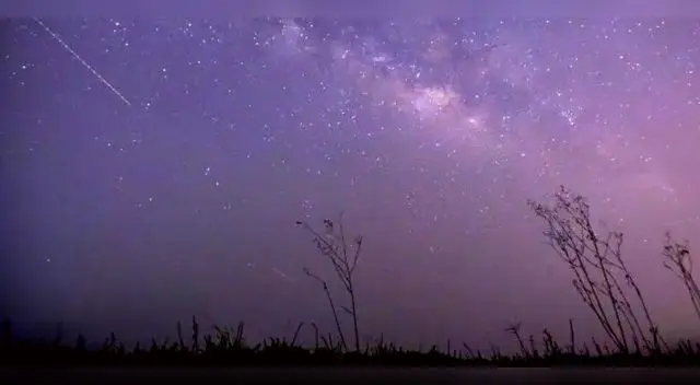 Se recomienda verlo en donde el cielo se vea oscuro.