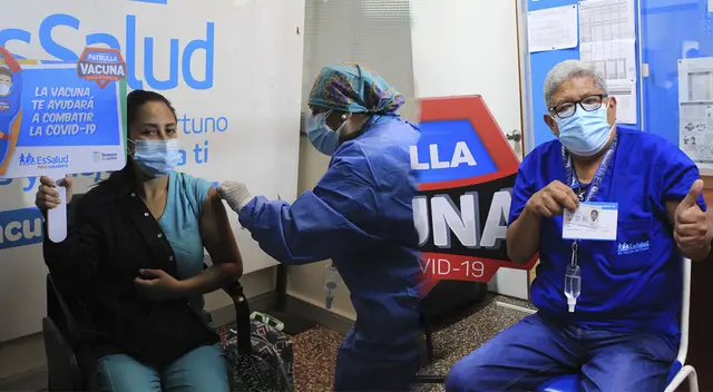 Vacunan al personal del Hospital Sabogal con su cuarta dosis contra el COVID-19.