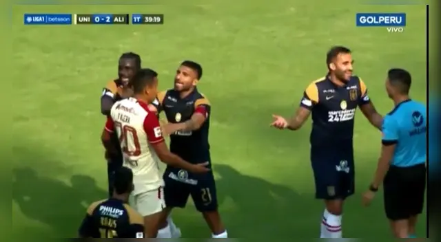 Ángelo Campos y Alex Valera se encendieron en pleno partido del clásico. Foto: Captura de pantalla/GolPerú Ángelo Campos y Alex Valera se encendieron en pleno partido del clásico. Foto: Captura de pantalla/GolPerú