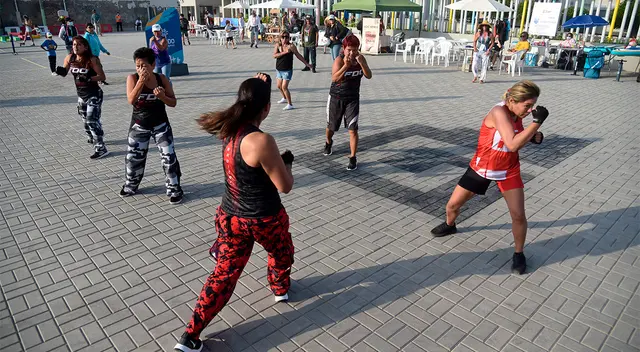 Público disfrutó de competencia de surf. Público disfrutó de competencia de surf.