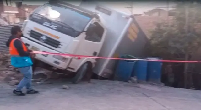 Camión pierde el control y destroza vivienda Camión pierde el control y destroza vivienda