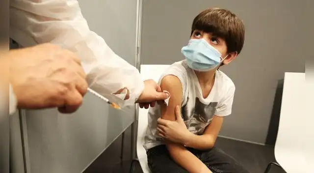 La pirexia es el principal efecto secundario tras recibir la vacuna contra la COVID-19. La pirexia es el principal efecto secundario tras recibir la vacuna contra la COVID-19.