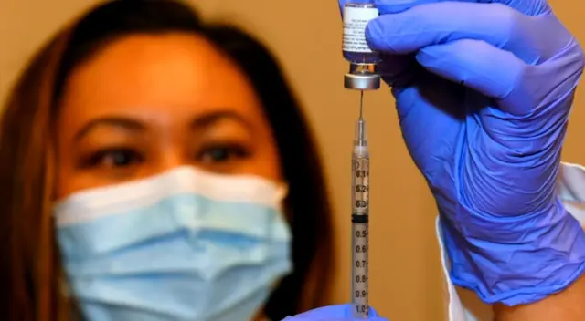 La vacuna contra el COVID-19 buscan reducir el riesgo de una hospitalización o llegar a UCI.