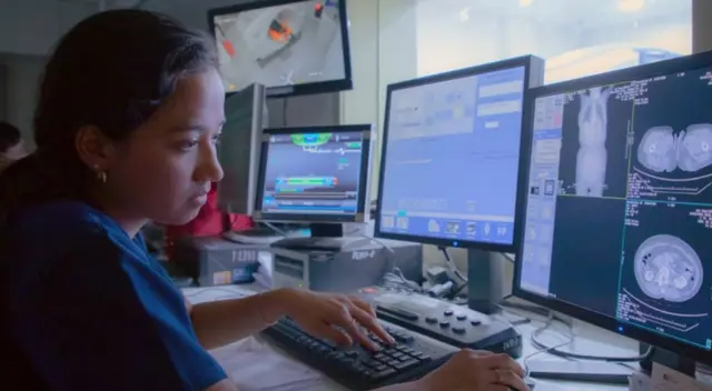 Es una carrera que supera los 5 años de formación.