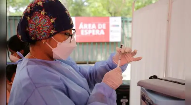 Continuar con la vacunación será clave para el retiro de mascarillas del uso diario, como dijo el ministro de Salud. Foto: John Reyes Mejía/LR.