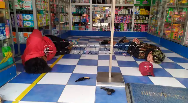 Los dos detenidos son venezolanos y se les halló dos armas de fuego. Los dos detenidos son venezolanos y se les halló dos armas de fuego.