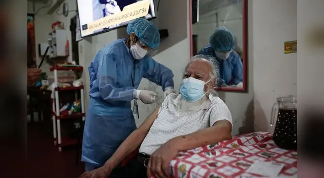Vacunación adultos mayores. Foto: La República
