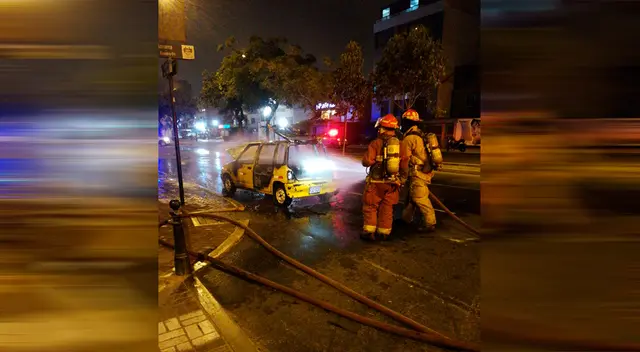 Auto se incendia tras protagonizar accidente.