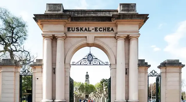 Las amenazas fueron enviadas al compañero de clases de su hija a través de audios de WhastApp.