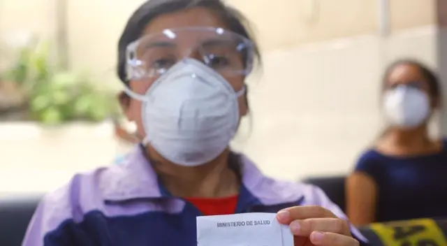 Estar vacunado con las dosis requeridas te reduce la probabilidades de morir por el COVID-19.