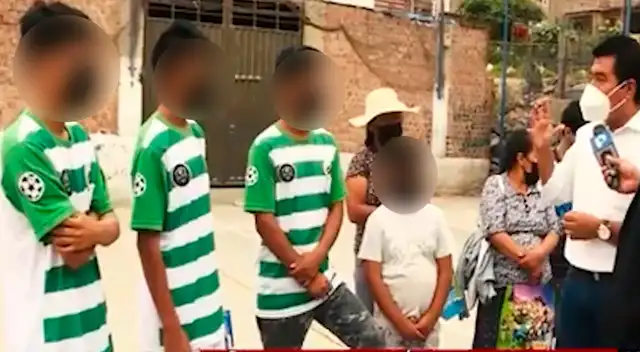 Los adolescentes recompensados con nuevos equipos celulares tras ser víctimas de robo.