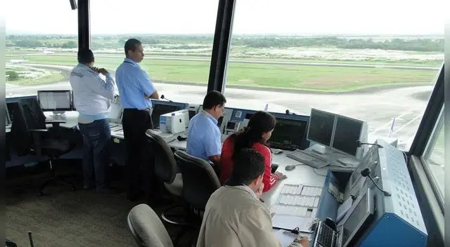 Un controlador aéreo debe dominar el idioma ingles. Foto: Andina