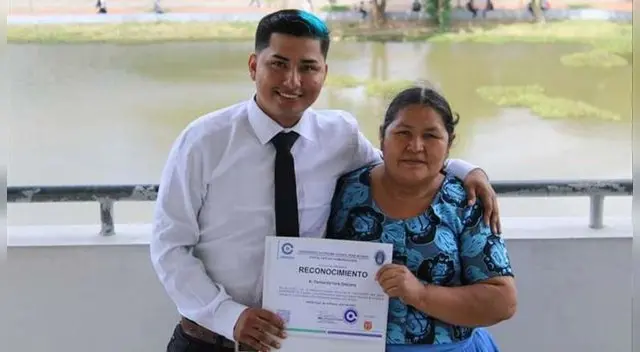 La madre fue homenajeada en el discurso de graduación de su hijo tocando los corazones de los asistentes.