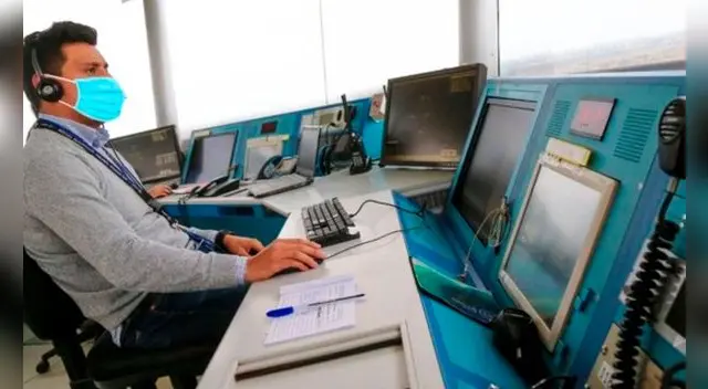 Los controladores aéreos realizan importantes sobretiempos y actividades como instrucción, en adición a sus labores. Foto: Andina