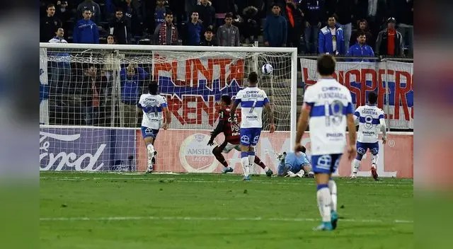 Flamengo es el puntero del grupo H al derrotar 3-2 de visita a la Universidad Católica. La hinchada cruzada se porto mal Flamengo es el puntero del grupo H al derrotar 3-2 de visita a la Universidad Católica. La hinchada cruzada se porto mal