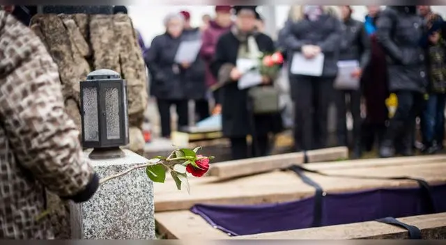 La mujer golpeó el ataúd cuando estaba a punto de ser enterrada en el cementerio El Carmen.