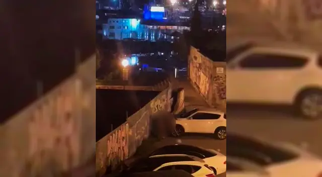 Pareja fue captada teniendo relaciones sexuales de pie en plena calle junto a unos autos estacionados.