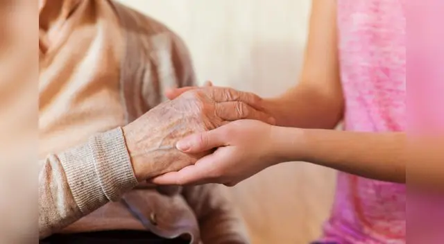 Aplicar cremas hidratantes previene la piel reseca. Aplicar cremas hidratantes previene la piel reseca.