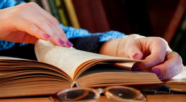 La tesis es un requisito indispensable para graduarte de una universidad. La tesis es un requisito indispensable para graduarte de una universidad.