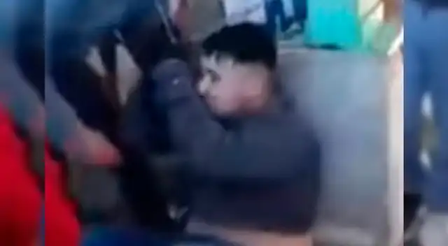 El delincuente suplicó que lo soltaran.